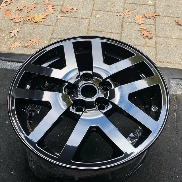 Dezelfde velg na het poedercoaten, hoogglans zwart, was antraciet